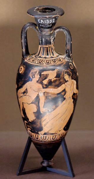 318px-Amphoriskos_Louvre_CA1892[1]青年和一个女人坐在。一个amphorisque面对一个红.jpg