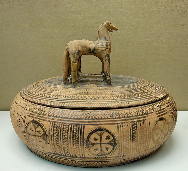 几何小瓶的盖子与四匹马装饰。兵马俑，760-750公元前。公元前（中东几何二）。提出在.jpg