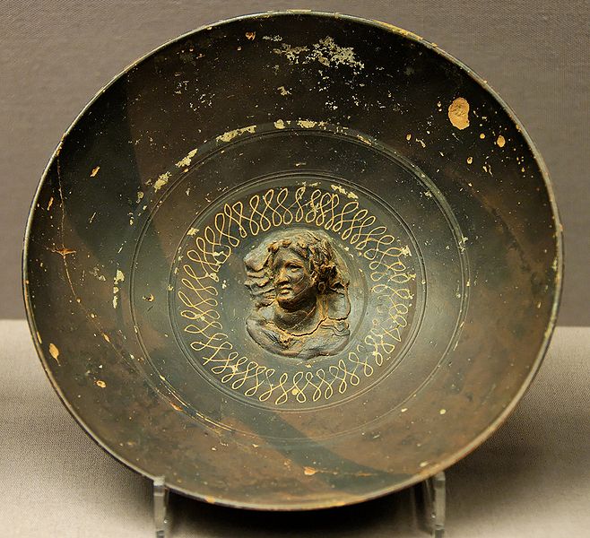 黑色釉碗与阴刻圈头maenad救济的装饰。希腊艺术品，公元前二世纪。公元来源：伊利斯（？）.jpg