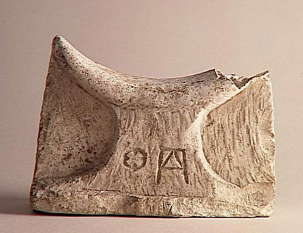 头枕-1920王朝，1295 - 1069 BC-代尔EL-梅迪纳-石灰石-H. ：15,50厘米。 ，L. ：22厘.jpg