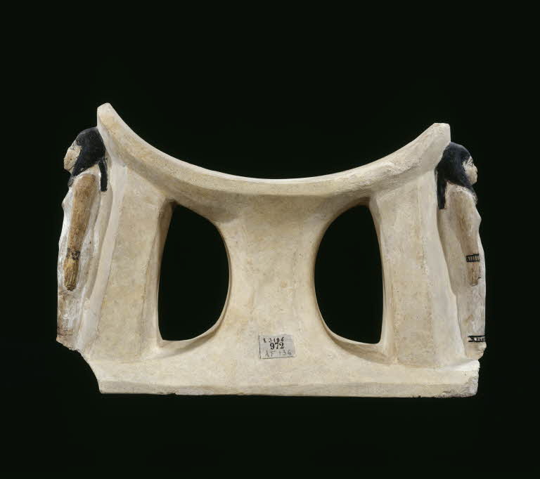 头枕装饰有两个女性人物古村2033 - 1710 BC石灰石H. ：19厘米。 ，L. ：28厘米。 ，D..jpg