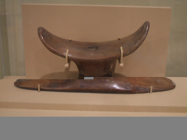 木头枕，可追溯至新王国时期在公元前c.1400。皇家安大略博物馆的行驶在萨里博物馆展览.jpg