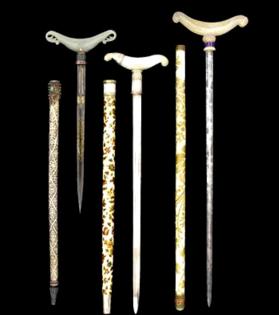 莫卧儿宝石镶嵌玉hilted的匕首拐杖北西印度， 18世纪后.jpg