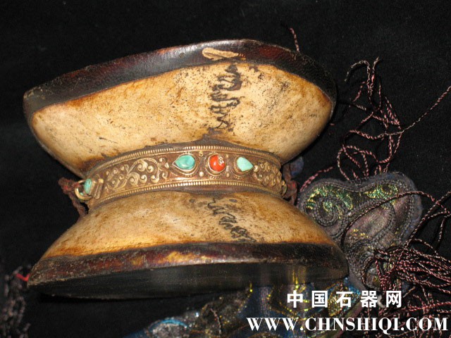 Photo2409.Damaru310A_4）两个人类头骨帽（kapalas）从年轻个体产生Damaru鼓.jpg