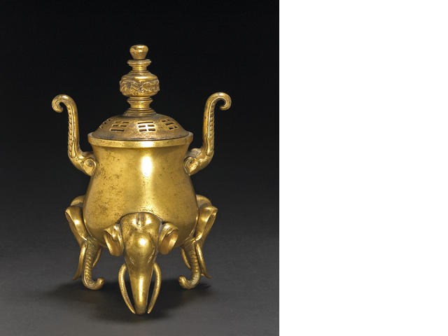 一个小的青铜鎏金带盖鼎香炉18世纪.jpg