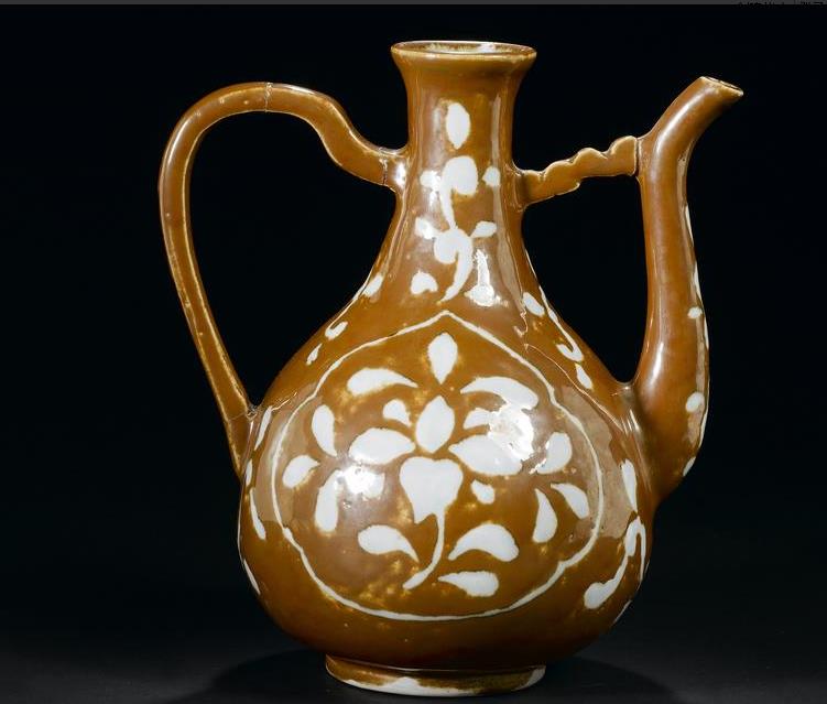 16-17世纪 罕见的棕釉滑装饰梨形壶.jpg