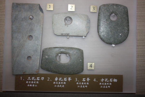 安徽、江苏出土的石刀、石斧、石锄.jpg