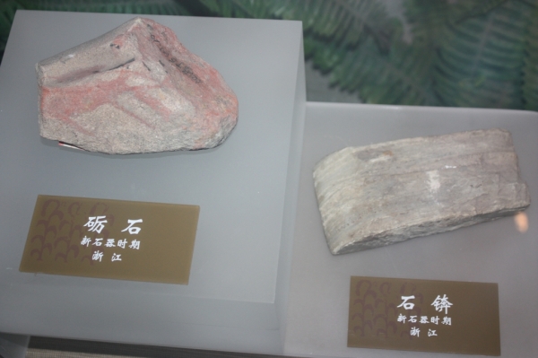 浙江出土的新石器时期的砾石、石锛。.jpg