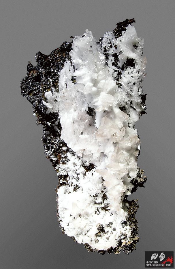 钒铅锌矿与方解石 葡萄牙9.9 × 5.8 × 3.6厘米.jpg