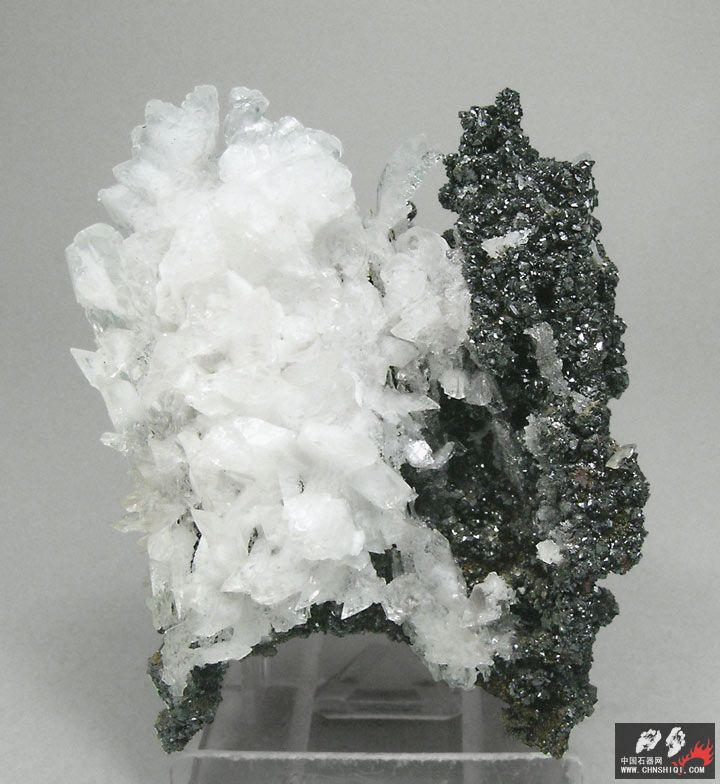 钒铅锌矿与方解石 葡萄牙 6.7 × 5.5 × 2.7公分.jpg