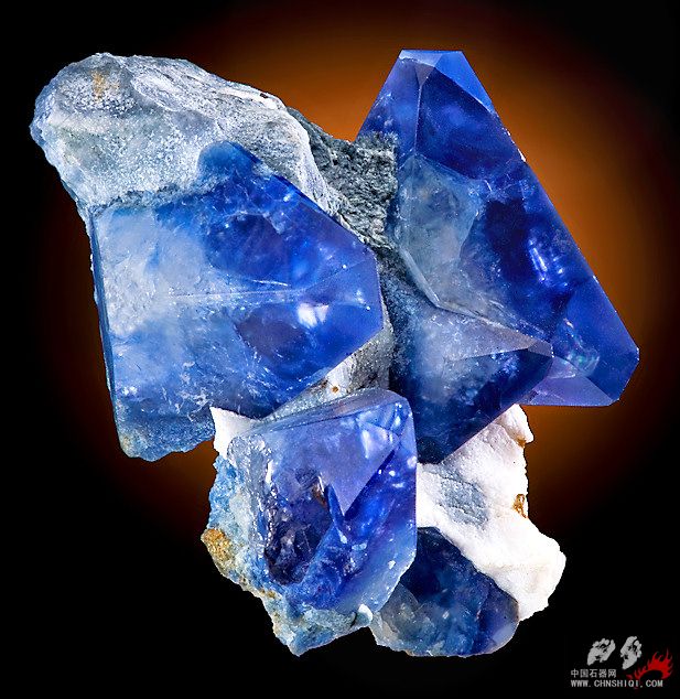 蓝锥矿（硅酸钡钛矿）、钠沸石 美国加州 3.5×3.2厘米.jpg