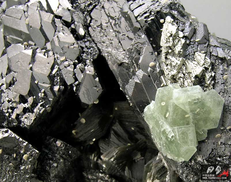 钨铁矿与磷灰石、毒砂和白云母 葡萄牙 9.3 × 7.5× 9厘米1.jpg