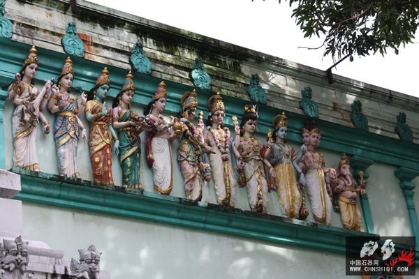 在印度庙大门两边的墙上各有一排精美的雕塑里边有绿色的人.jpg