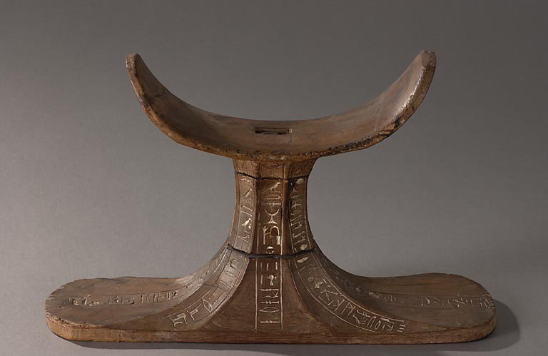 头枕搬运工Ptahmès-第十八王朝，公元前1550年至1295年-木-H. ：18厘米。 ，L. ：29厘.jpg
