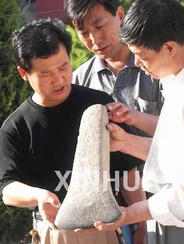 陕西黄龙发现新石器时代特大石斧长45厘米、重10公斤.jpg