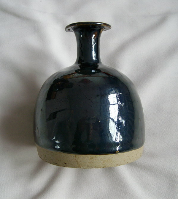 黑釉瓶.jpg